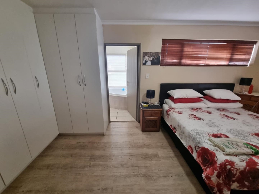 To Let 3 Bedroom Property for Rent in Uitzicht Western Cape